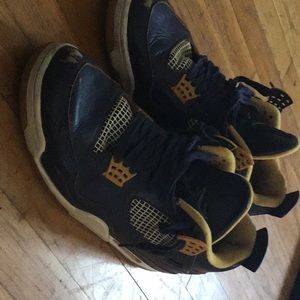 Jordan dunk from above 4’s